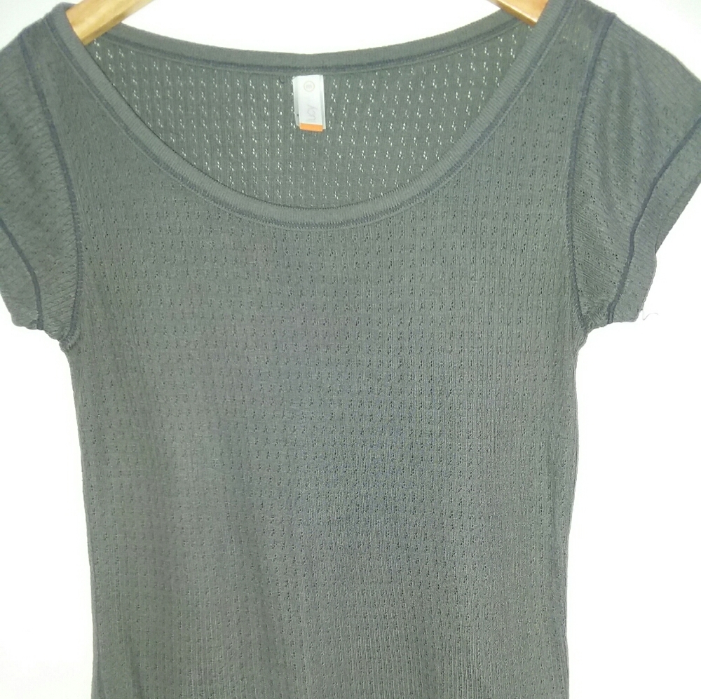 Lucy Size M grey embroidered tee